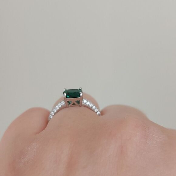 1.45 Carat Emerald Sterling Silver Ring - Picture 8 of 9